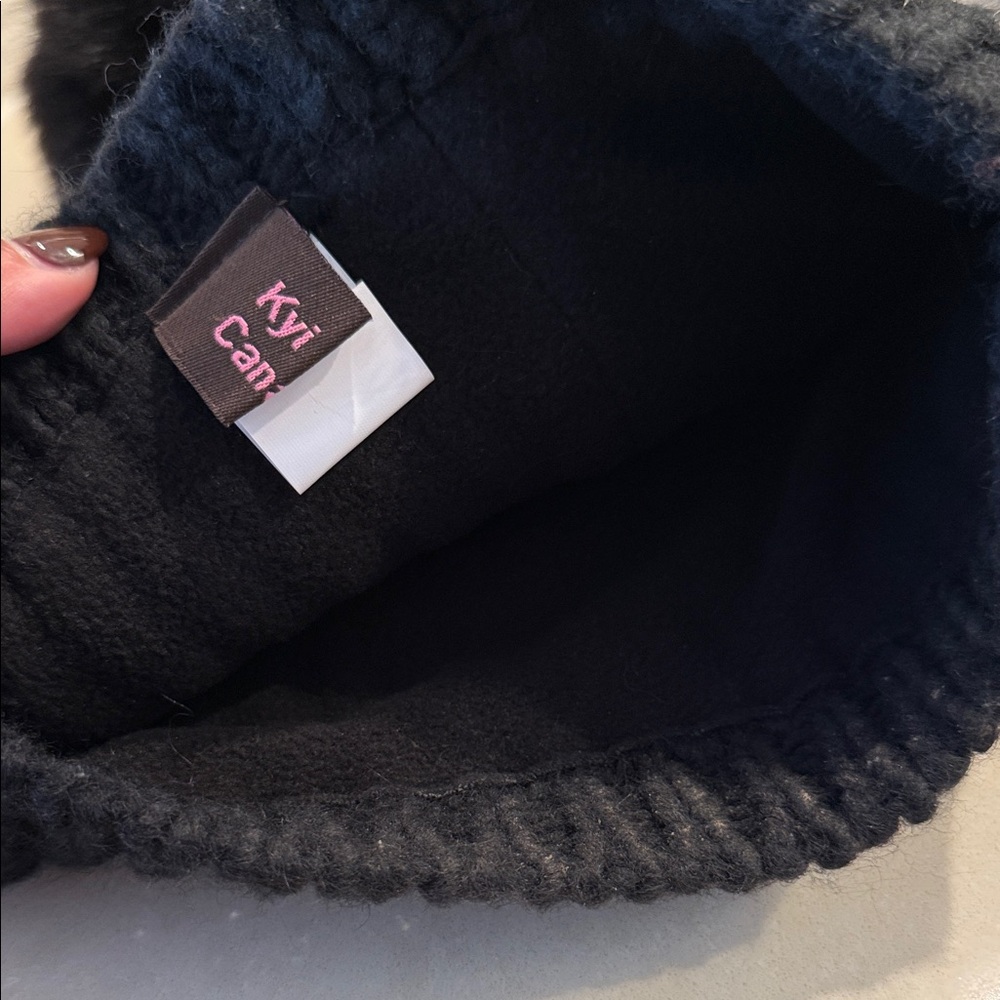 Kyi Kyi Black Beanie with Pom Pom - Picture 2 of 2